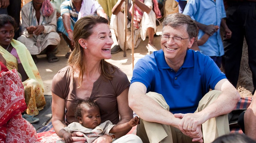 Trong khi đó, ông đã chi phần lớn số tiền kiếm được cho hoạt động từ thiện. Gates và vợ đã thành lập quỹ Bill & Melinda Gates, quỹ từ thiện tư nhân lớn nhất thế giới hoạt động trong lĩnh vực chăm sóc sức khỏe và giải quyết nghèo đói toàn cầu. Tính đến đầu năm 2019, nhà sáng lập tập đoàn Microsoft đã đóng góp tới 41 tỉ USD cho các hoạt động từ thiện, nhân đạo trên toàn cầu. Ảnh: CNN