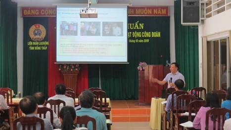 Ông Hà Văn Cường, Giảng viên kiêm chức, Trung tâm Hội nghị và đào tạo  cán bộ Công đoàn chia sẻ với học viên tại lớp tập huấn. Ảnh: Hùng Lưu