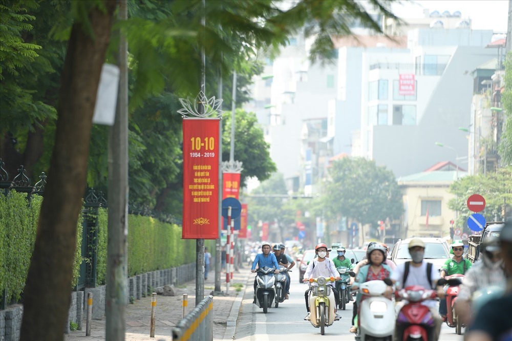 65 năm trước, Hà Nội rực rỡ cờ hoa, dòng người nô nức tiến về Thủ đô mừng giải phóng.