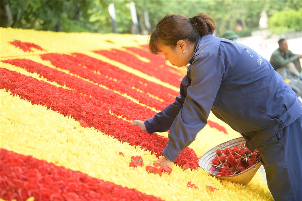 Công nhân trang trí hoa, hình ảnh biểu tượng của Hà Nội mừng ngày Thủ đô Giải phóng.