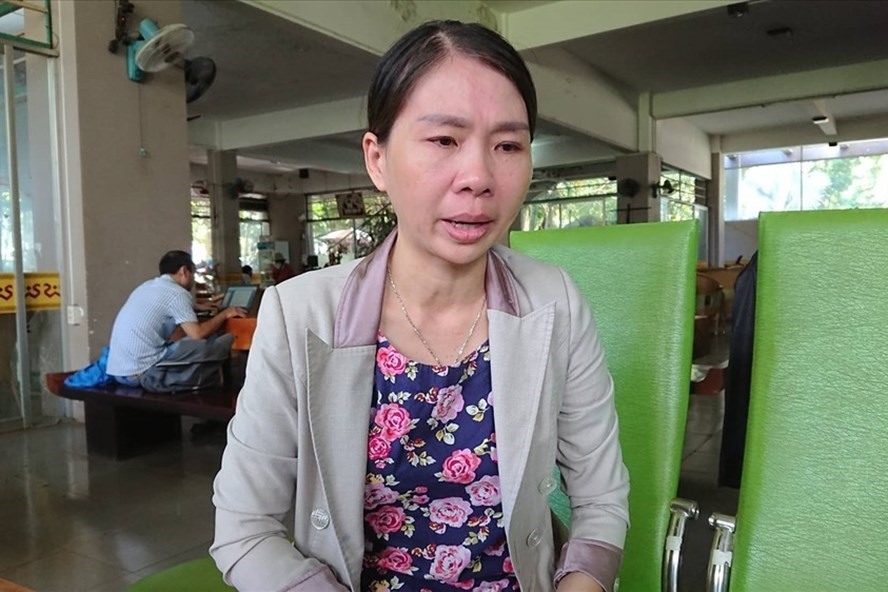 Bà Nguyễn Thị Hoa Anh khiếu nại về việc điều động của UBND TP. Buôn Ma Thuột. Ảnh: HL