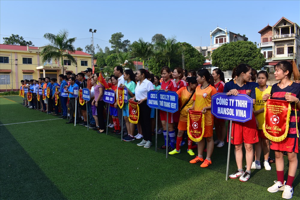 Các đại biểu LĐLĐ tỉnh, đại biểu huyện tặng Cờ lưu niệm cho các đội tham gia Giải bóng đá nam, bóng đá nữ công nhân lao động 2019.