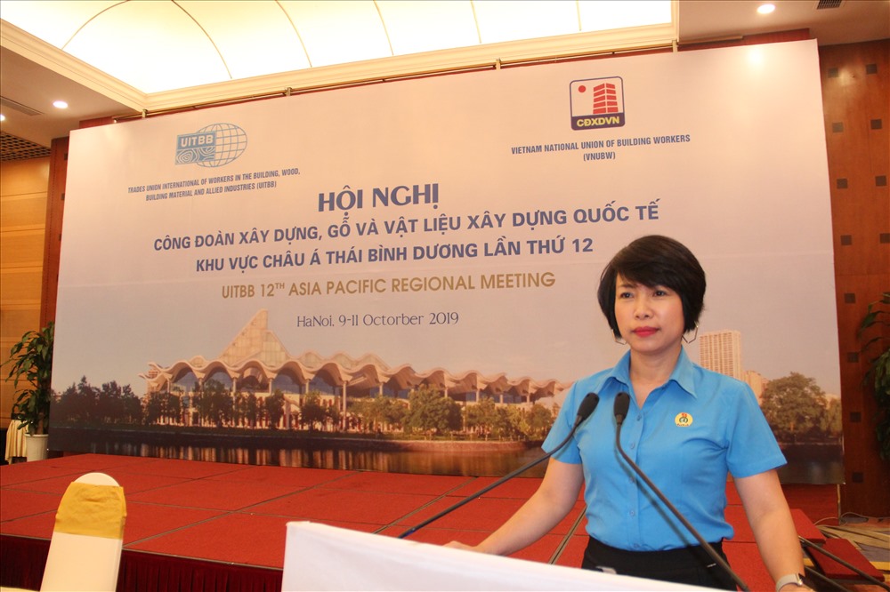 Đồng chí Nguyễn Thị Thủy Lệ, Chủ tịch Công đoàn Xây dựng Việt Nam phát biểu tại Hội nghị.