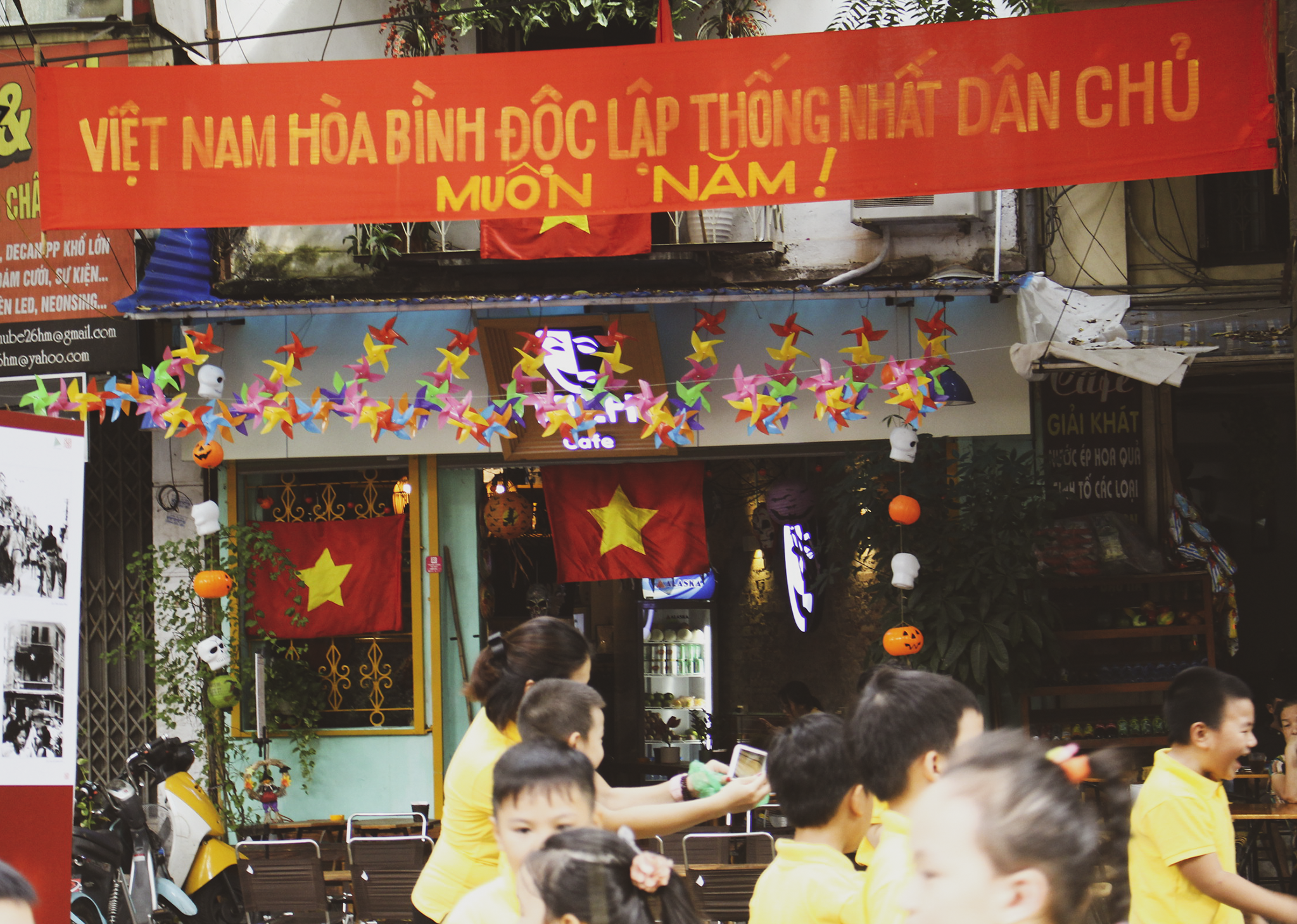 Những câu khẩu hiệu thể hiện ý chí kiến cường, tự chủ của người dân Việt Nam được trang trí khắp nơi với những chiếc băng rôn rực đò.