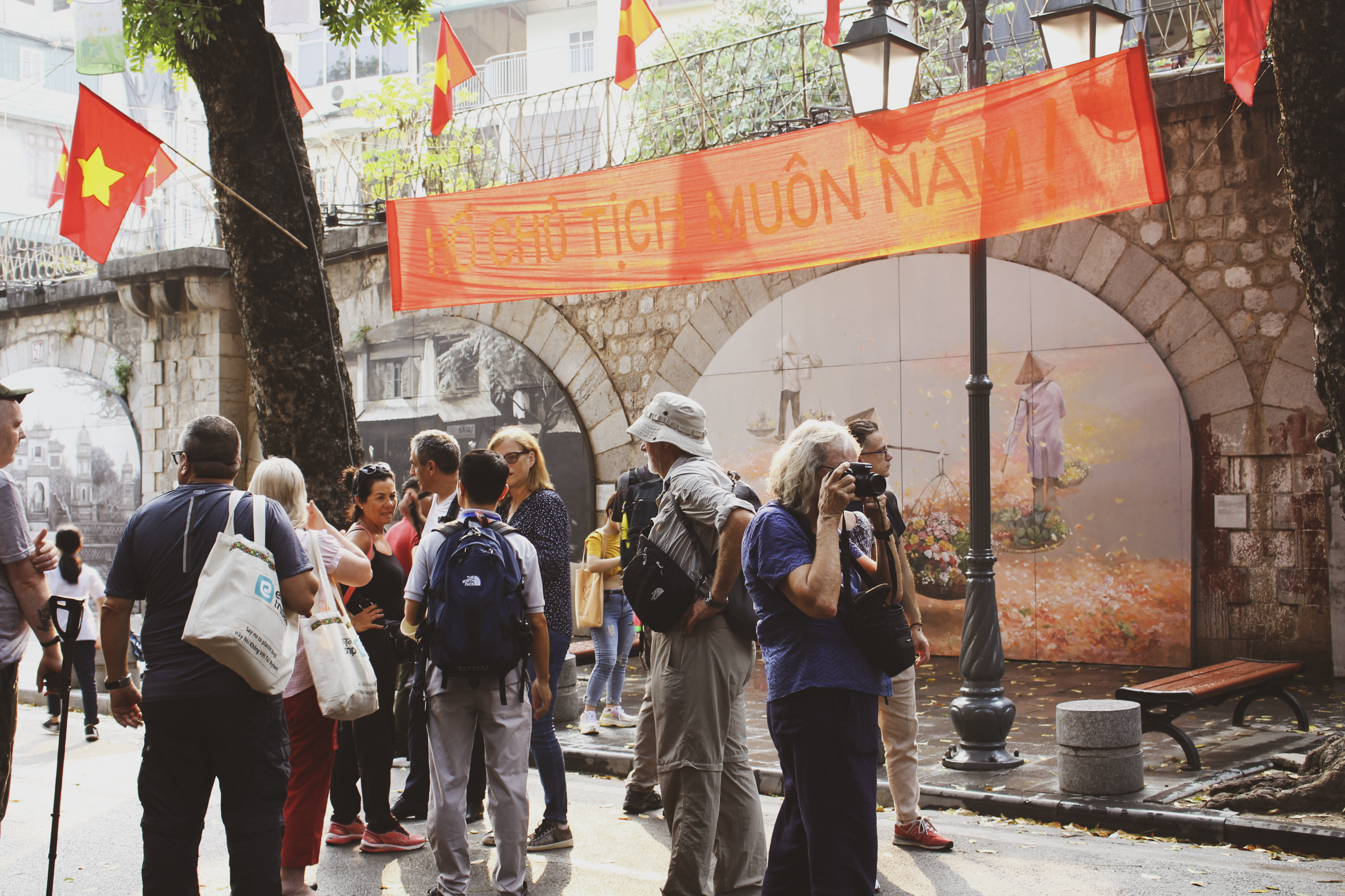 Du khách nước ngoài tới thăm quan, chụp ảnh trên phố bích họa Phùng Hưng.