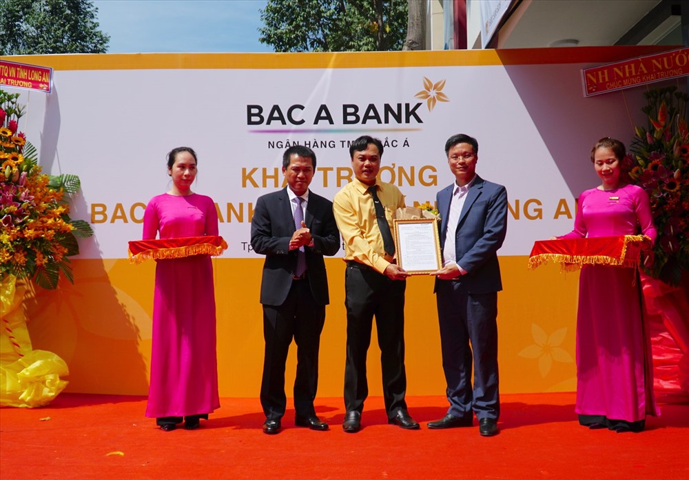 Ông Đặng Trung Dũng, Phó TGĐ thường trực và ông Nguyễn Quốc Đạt, Phó TGĐ BAC A BANK trao quyết định thành lập cho Giám đốc CN Long An