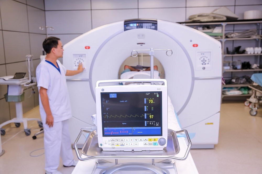 Hệ thống PET/CT GE Discovery MIDR với CT 128 dãy của Mỹ  cho phép theo dõi các chỉ số của người bệnh trong quá trình chụp, đảo bảo sự an toàn và hiệu quả.