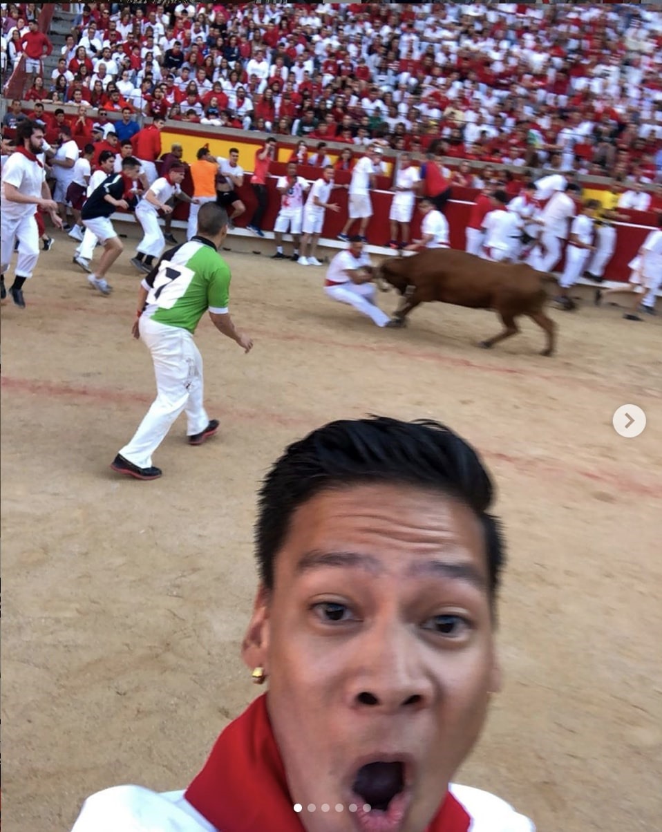 Mặc cho trận đấu bò ác liệt cách chưa đầy chục mét, anh chàng này vẫn thản nhiên chụp ảnh mà không đếm xỉa đến an toàn của mình. Ảnh: nbaloca via Instagram