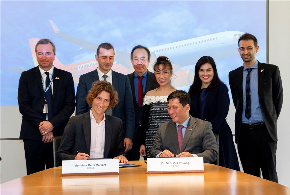 Phó Tổng Giám đốc Vietjet Đinh Việt Phương (phải) ký kết thoả thuận đầu tư thêm 2 buồng lái mô phỏng với đại diện Airbus. Ảnh PV