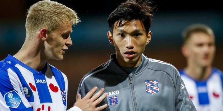Kể cả ở trận “vô thưởng vô phạt” với một đội bóng hạng 3 ở Cúp quốc gia Hà Lan, Văn Hậu cũng không được ra sân. Ảnh: SCH