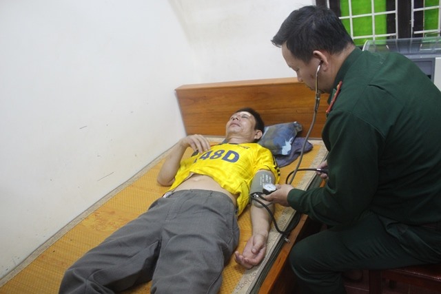Thuyền viên Tỳ bị thương đang được chăm sóc ở Trạm Biên phòng cửa khẩu Hòn La. Ảnh: Trần Tuấn