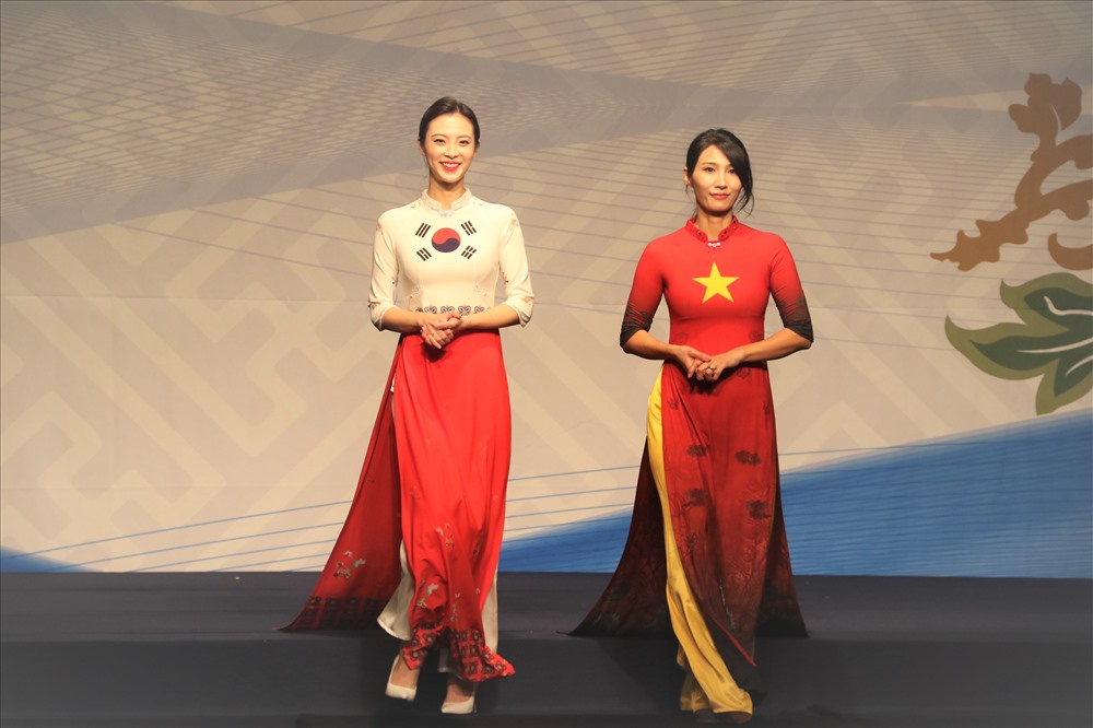“Ngày hội Doanh nhân - Lễ hội Áo dài” là cơ hội để các doanh nghiệp nữ Việt Nam gặp gỡ giao lưu với các doanh nghiệp Hàn Quốc; giới thiệu, quảng bá nét đẹp văn hóa Việt Nam thông qua tà áo dài truyền thống. Ảnh: GL.
