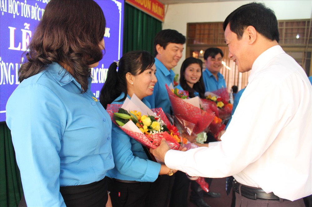 Hiệu trưởng Trường Đại học Tôn Đức Thắng trao khen thưởng các học viên xuất sắc. Ảnh: K.Q