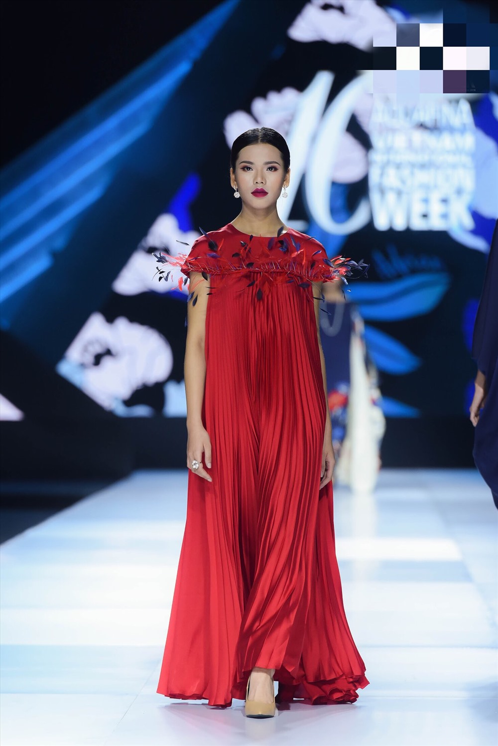 Đỗ Minh Tâm, một thí sinh top 60 của Hoa hậu Hoàn vũ Việt Nam 2019 thể hiện trang phục màu đỏ trầm ấm của những tia nắng hoàng hôn sau rặng núi là những màu chủ đạo trong bộ sưu tập lần này.