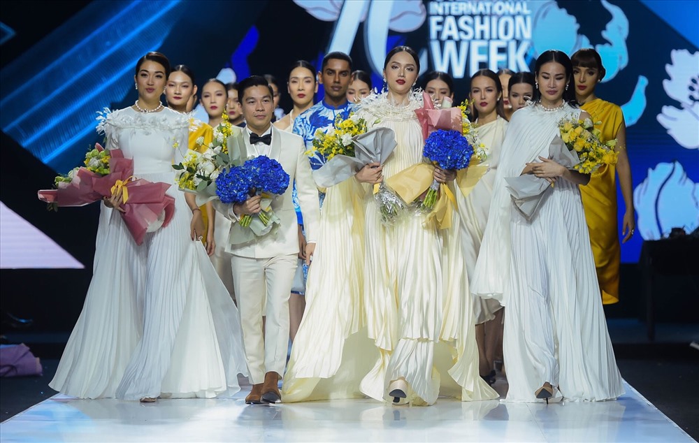 Nhà thiết kế Adrian Anh Tuấn cùng các người mẫu trình diễn phần 2 bộ sưu tập Yên tại Tuần lễ Thời trang Quốc tế Việt Nam Thu Đông 2019.