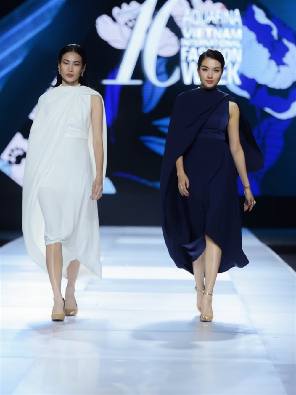 Xuất hiện mở màn cho bộ sưu tập là Á hậu Lệ Hằng và người mẫu Thanh Trúc. Bộ trang phục mang phong cách thiết kế phóng khoáng tạo nên điều yên nhất trong tâm hồn.