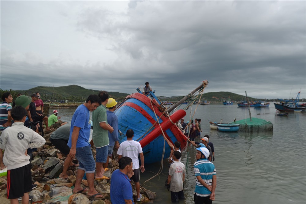 Lực lượng tại chỗ hỗ trợ người dân thị xã Sông Cầu (Phú Yên) đưa tàu thuyền bị chìm lên bờ.