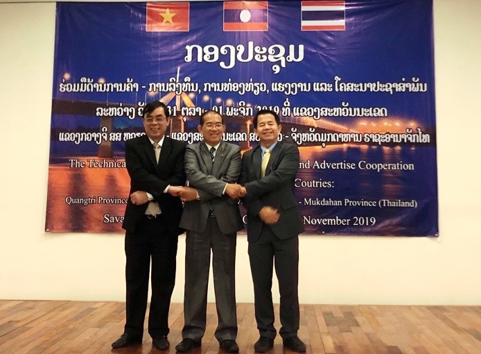 Lãnh đạo 3 tỉnh Quảng Trị (Việt Nam), Savanakhet (Lào), Mukdahan (Thái Lan) cam kết tiếp tục cải cách trên EWEC. Ảnh: P.V