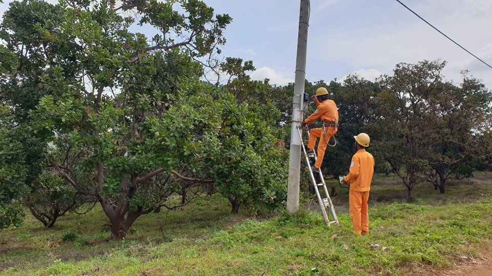 Công nhân ngành điện trong một ngày làm việc.