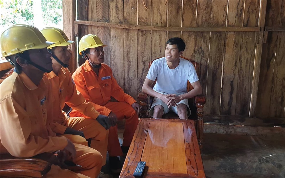 Trong Tháng tri ân khách hàng năm 2019, Điện lực huyện Cư Mgar có nhiều hoạt động sửa chữa, bảo dưỡng điện đối với khách hàng khó khăn.