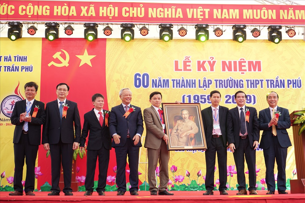 Phó Chủ tịch Quốc hội Uông Chu Lưu tặng chân dung Bác Hồ  cho trường THPT Trần Phú. Ảnh: QĐ
