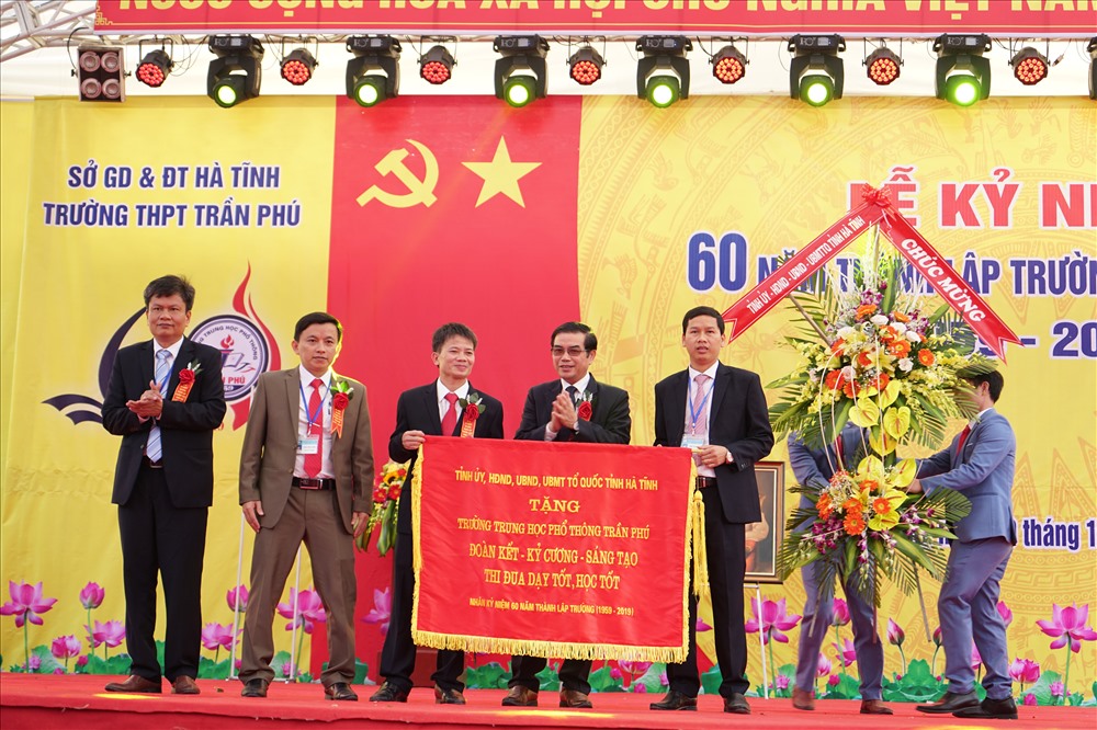 Lãnh đạo tỉnh Hà Tĩnh tặng trướng cho trường THPT Trần Phú (Đức Thọ - Hà Tĩnh). Ảnh: QĐ
