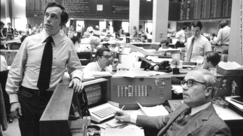 Cựu Thị trưởng New York Michael Bloomberg (trái) và John Gutfreund của công ty Salomon Brothers ở New York năm 1975. Ảnh: The New York Times