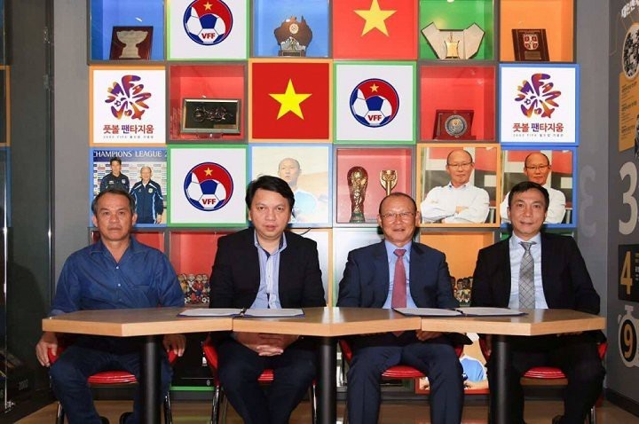 Buổi đàm phán giữa lãnh đạo VFF và HLV Park Hang-seo tại Hàn Quốc cách đây 2 năm. Ảnh: VFF