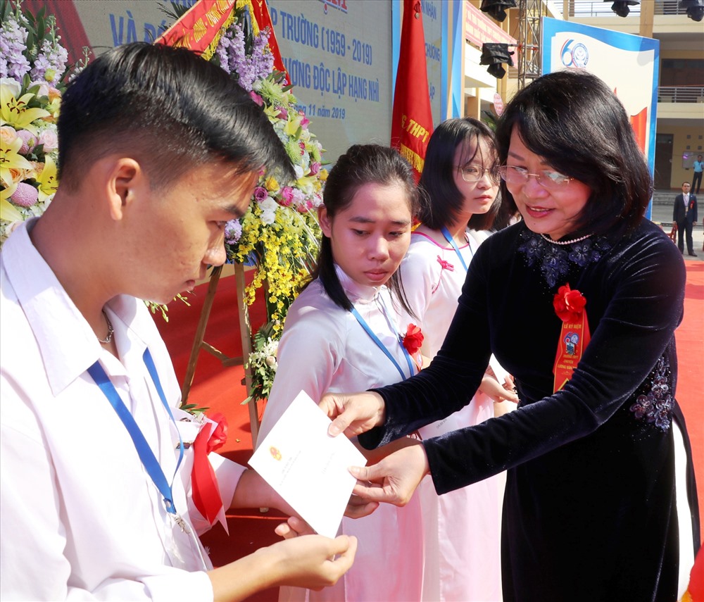 Phó chủ tịch nước Đặng Thị Ngọc Thịnh trao tặng học bổng cho học sinh trường THPT chuyên Lương Văn Tụy. Ảnh: NT