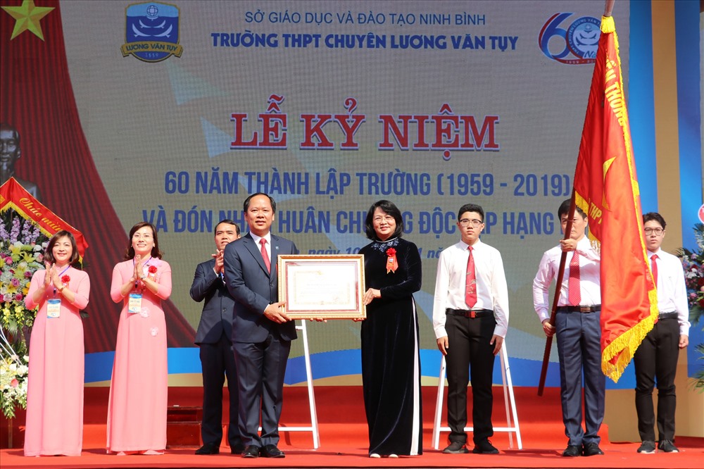 Phó chủ tịch nước Đặng Thị Ngọc Thịnh trao tặng Huân chương Độc lập hạng Nhì cho      nhà trường. Ảnh: NT