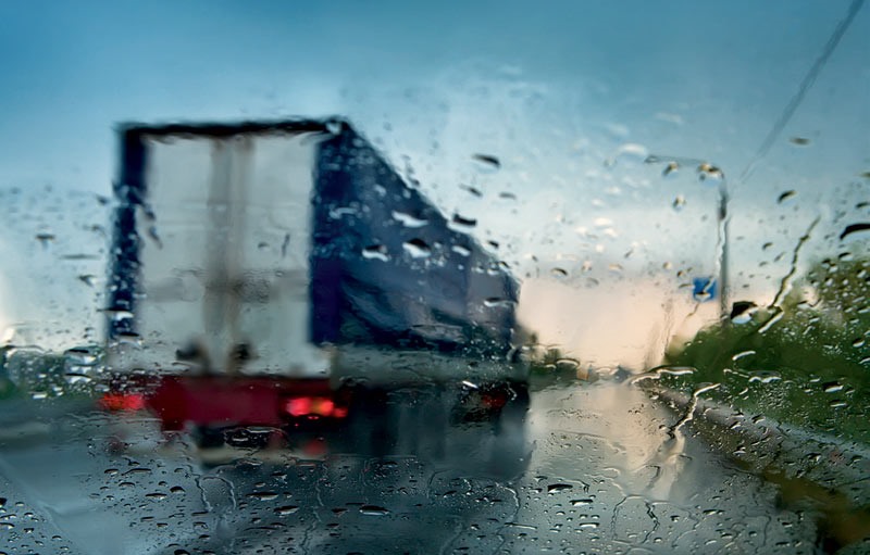 Các bác tài nên giữ khoảng cách tối thiểu 20m với xe trước mặt khi di chuyển trong điều kiện mưa bão. Ảnh ST.