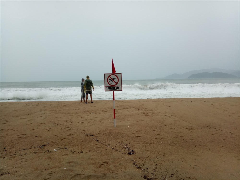 Những đợt sóng cao 2-3m trên biển Nha Trang khiến nhiều người dân và du khách tìm đến xem. Ảnh:P.L