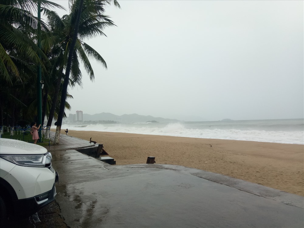 Đến Nha Trang đúng dịp bão tất cả các chuyến thăm qun biển đảo đều bị hủy du khách đội mưu ra biển chụp sóng lớn trước bão. Ảnh:P.L