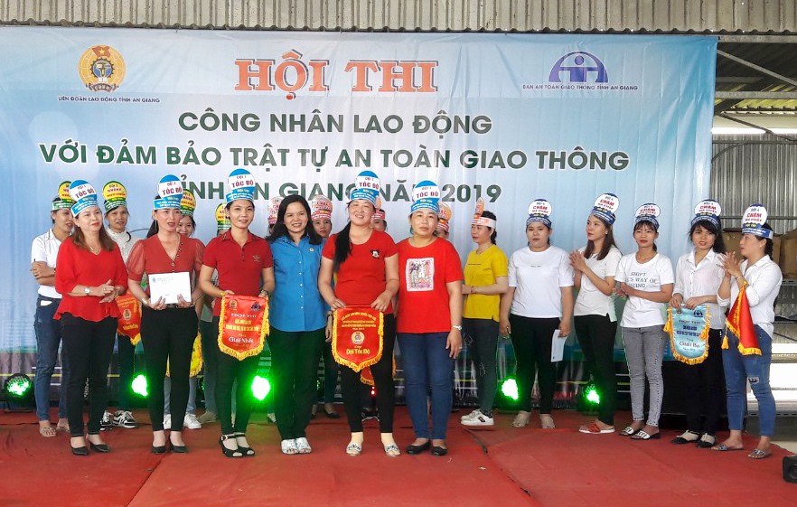 Phó Chủ tịch LĐLĐ An Giang Phan Thị Diễm trao thưởng cho các đội đạt điểm cao. Ảnh: LT