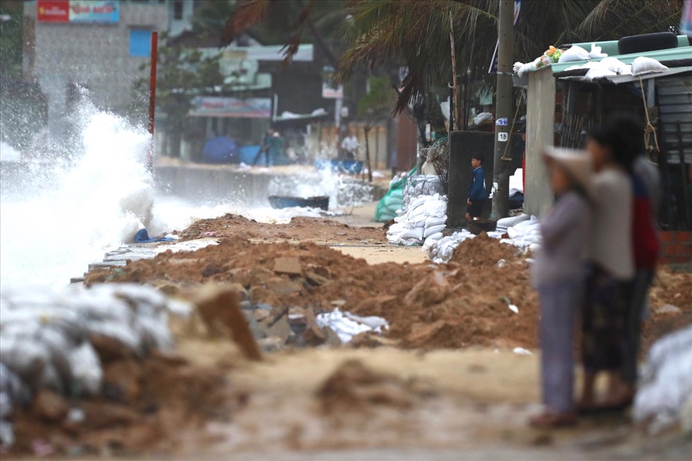 Những hình ảnh mới nhất được phóng viên Lao Động ghi lại tại xã Nhơn Hải, Quy Nhơn trước giờ bão đổ bộ.