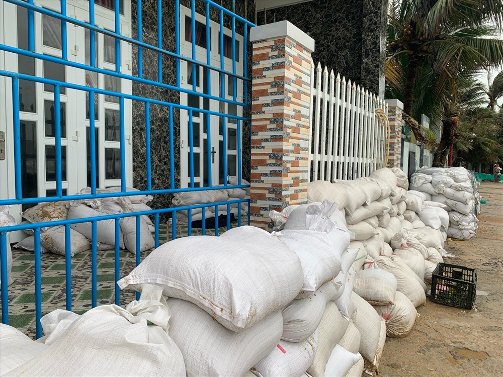 Do ảnh hưởng của bão, từ hơn 9h sáng 10.11 tại Quy Nhơn, Bình Định có mưa. Tại ven biển xã Nhơn Hải, thành phố Quy Nhơn sóng đánh cao tới 6m khiến người dân phải thực hiện các biện pháp gia cố bờ biển.