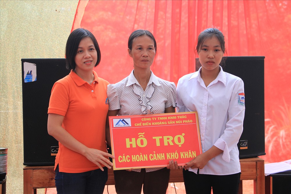 Đại diện công ty Núi Pháo trao tặng sổ tiết kiệm cho gia đình bà Phạm Thị Đoan. Ảnh: Masan