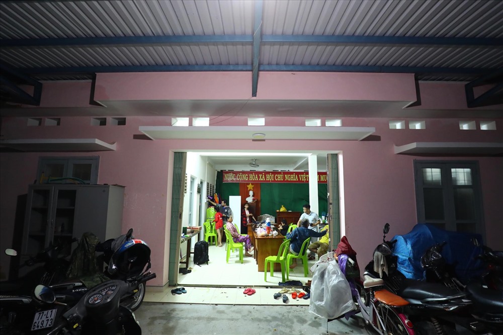 Người dân đến hội trường thôn Hải Nam, xã Nhơn Hải để tránh bão số 6.
