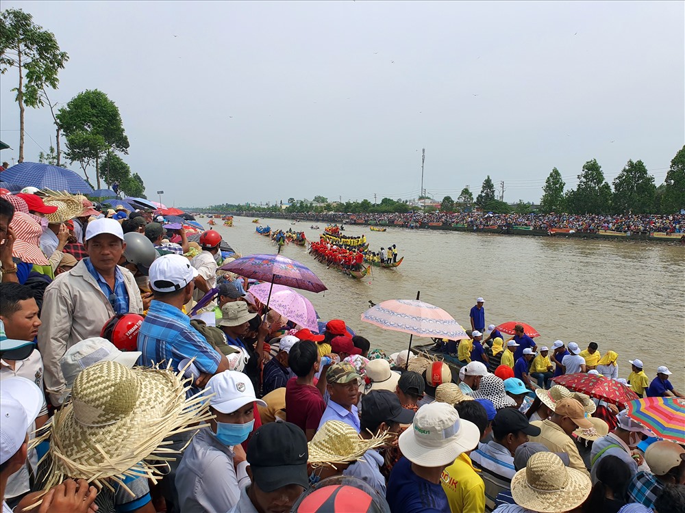 Không chỉ người Khmer mà cộng đồng người Hoa, người Việt cùng tham gia lễ hội (ảnh Nhật Hồ)