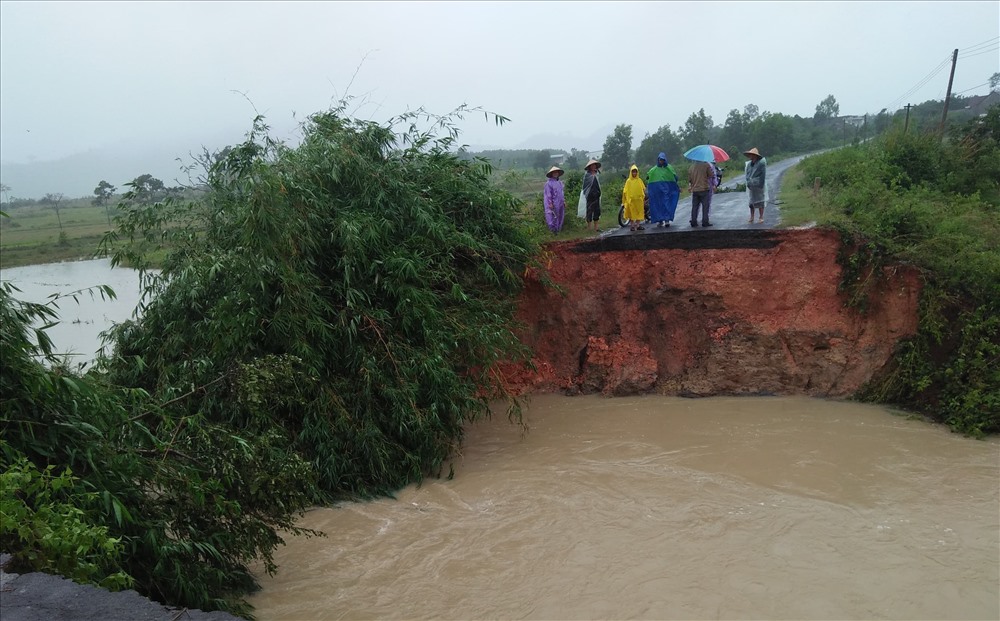 Trong khi đó, mưa lớn kéo dài nhiều nhiều đoạn đường vào các xã trên địa bàn tỉnh Đắk Lắk hư hỏng, nứt toát. Hình ảnh ghi lại đoạn đường dẫn vào thôn 22, xã Cư Bông, huyện Ea Kar. Ảnh: LX