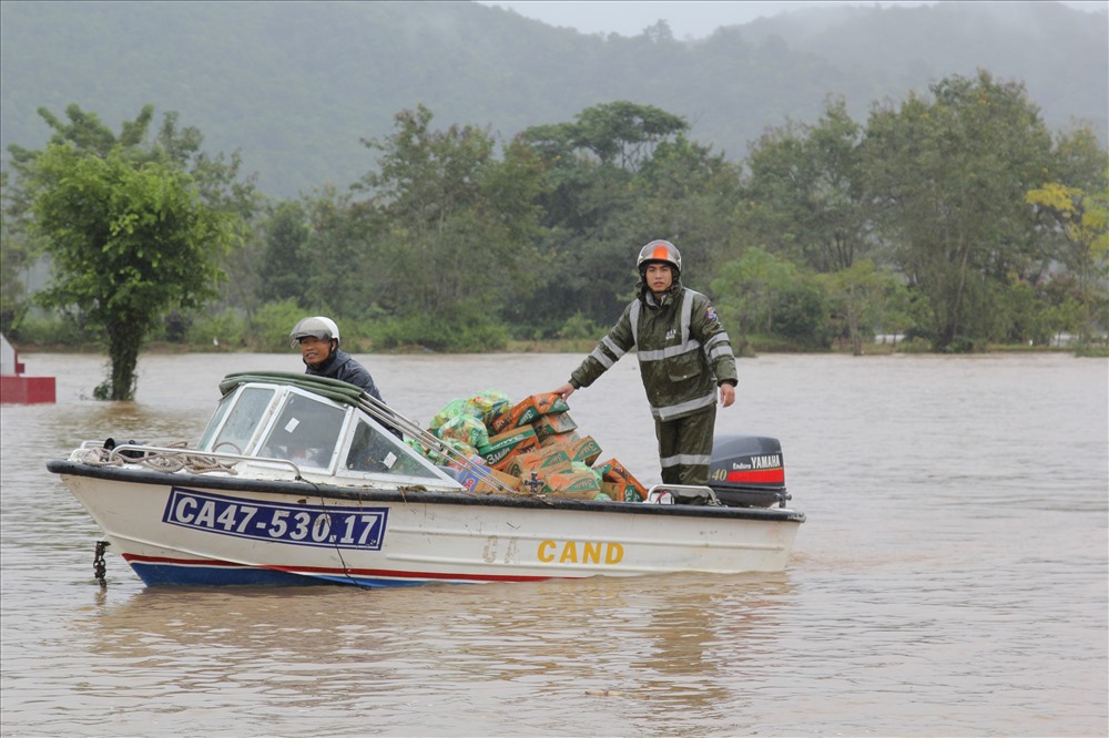Ngay trong sáng cùng ngày, Công an huyện Lắk đã huy động toàn bộ lực lượng vào những khu vực bị ngập lụt để cứu hộ cho người dân ngập lụt. Ảnh:  HL