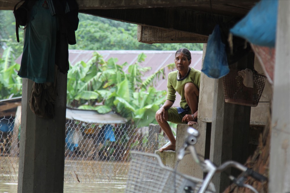 Một người dân ở buôn Yang Lăh bị nước ngập không thể di chuyển ra ngoài. Ảnh: HL
