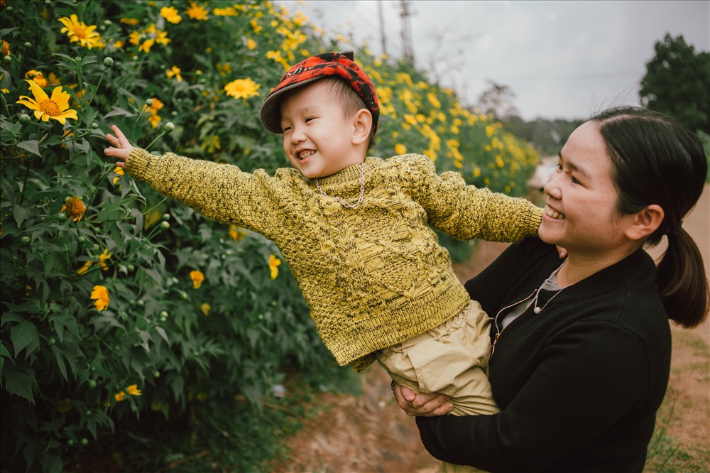 “Con không được hái nhé. Phải biết gìn giữ cho những người đến sau” - nữ du khách nhờ người đi đường bấm hộ bức ảnh, và căn dặn đứa con nhỏ như vậy. Ảnh: Minh Hiển.