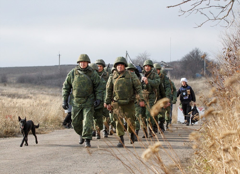 Quân nhân DPR rút khỏi làng Petrovskoye. Ảnh: Reuters