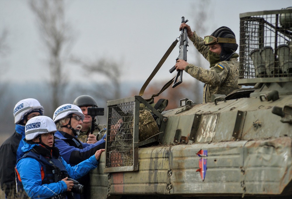 Các thành viên OSCE giám sát việc rút quân. Ảnh: Reuters