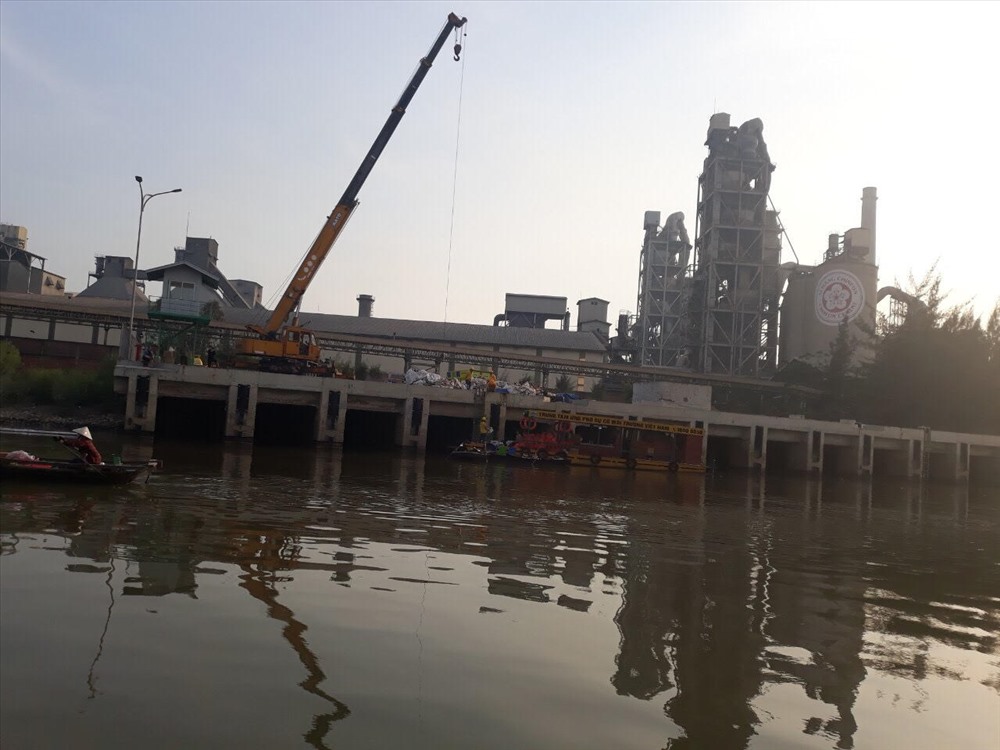 Khu vực sông thải bị tràn dầu sau sự cố bục đường ống dẫn dầu Công ty Xi măng Chinfon Hải Phòng