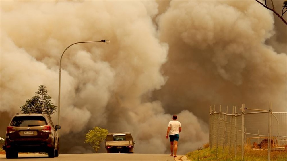 Hơn 100 đám cháy rừng hoành hành ở Australia. Ảnh: Getty Images