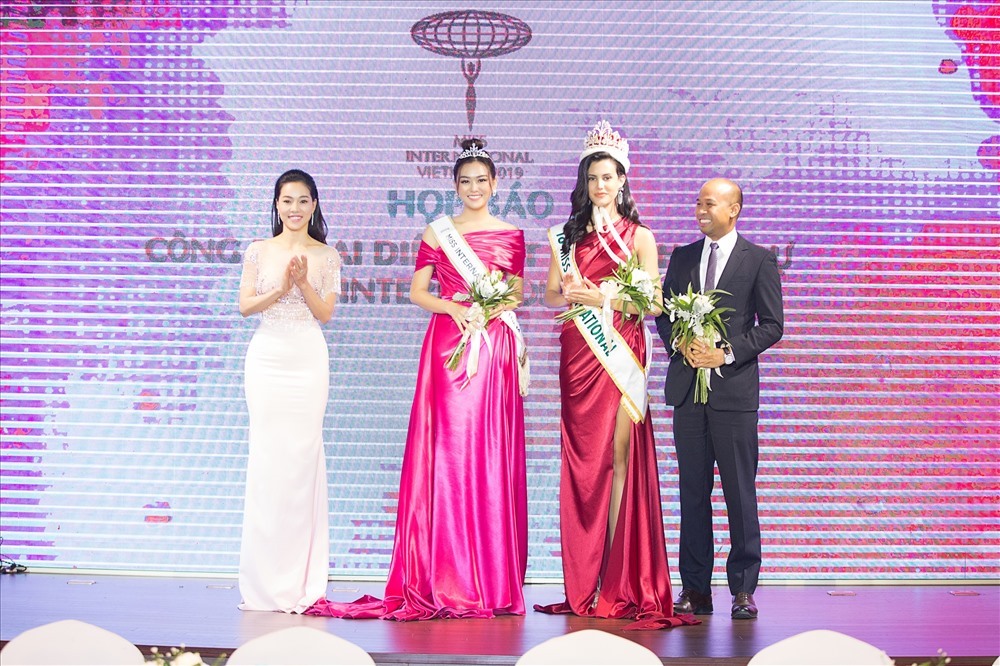 Cuối tháng 8, đương kim Hoa hậu Quốc tế 2018 – Miss Mariem Velazco trao sash cho Á hậu Tường San, cô chính thức trở thành đại diện Việt Nam trong cuộc thi Miss International - Hoa hậu Quốc tế 2019. Ảnh: S.V.