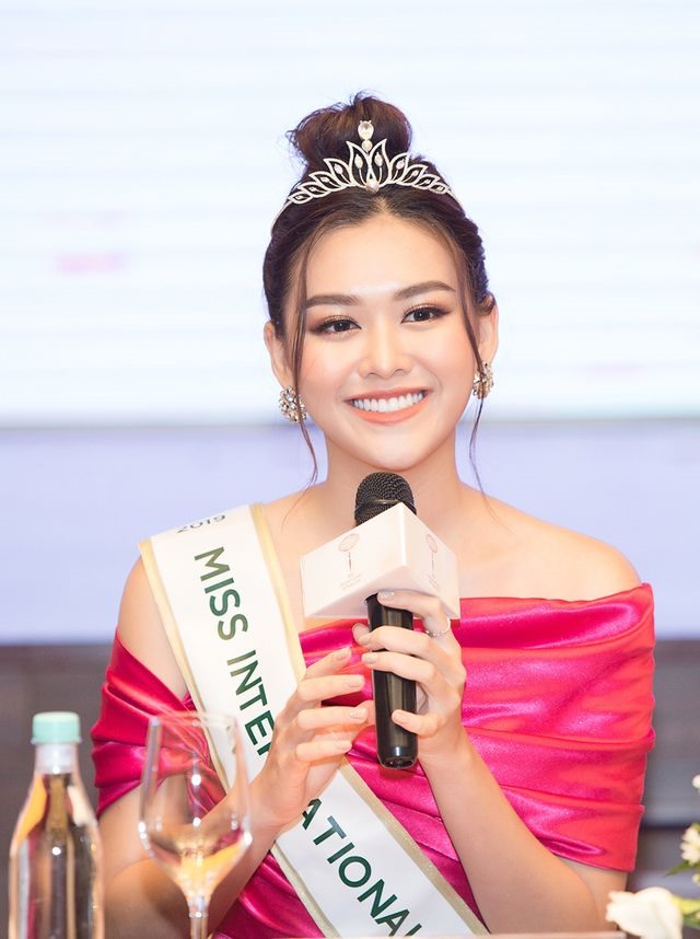 Cô chính thức trở thành đại diện Việt Nam trong cuộc thi Miss International - Hoa hậu Quốc tế 2019. Ảnh: S.V.