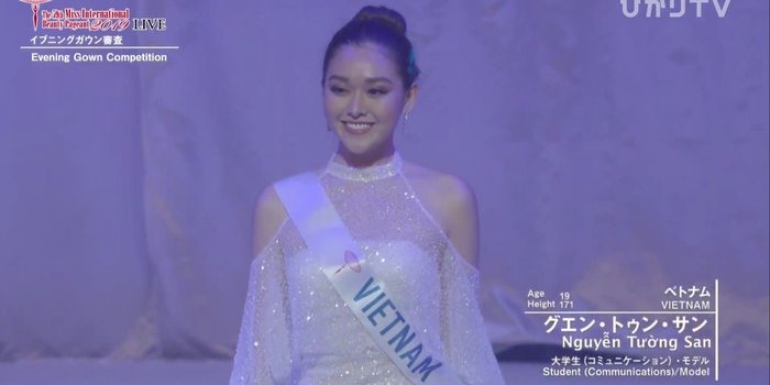 Theo lời khuyên của đông đảo người hâm mộ sắc đẹp Việt Nam, Tường San đã quyết định chọn bộ váy ánh bạc lấp lánh làm trang phục dạ hội. Với phần thể hiện xuất sắc của mình, Tường San lọt top 8 Miss International 2019 và bước vào phần thi vấn đáp. Ảnh: CMH.